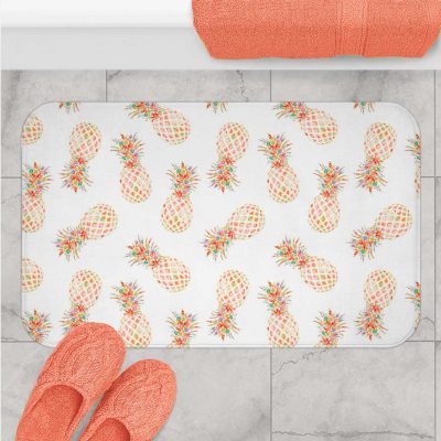Comfortable white bath mat with pineapple design