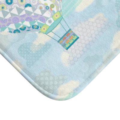 Hot air balloon patterned microfiber bath mat for toddler boys and kids bathroom sets.