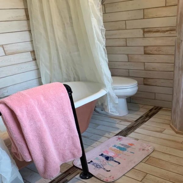 This rug is so cute and sits purrrfectly in my bathroom.